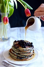 Blueberry pancakes with salted caramel 
