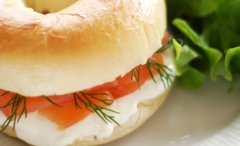 Bagel with smoked salmon and Liberté cream cheese 