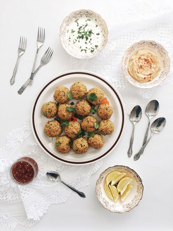 quinoa-and-salmon-meatballs-with-herbs-and-lemon-yogourt-sauce