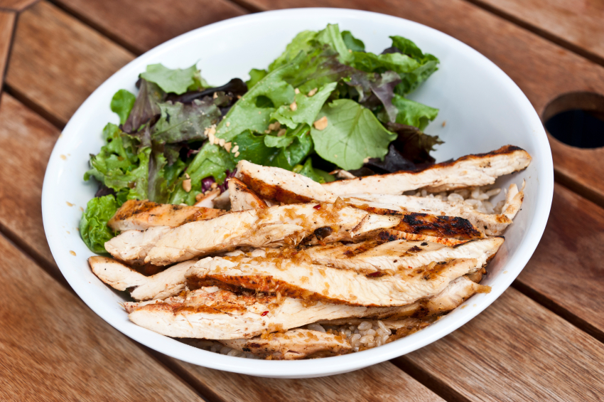 Grilled chicken breasts in spiced yogurt 